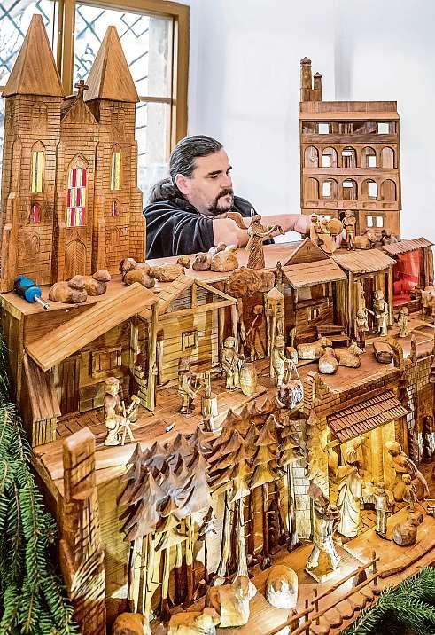 2 14. prosince 2018 Pardubicko achrudimsko Betlém vylepšil opověsti Do úctyhodných rozměrů se rozrůstá betlém Pavla Tapušíka,který jej začal před dvěma lety vyřezávat pro Chrudim.