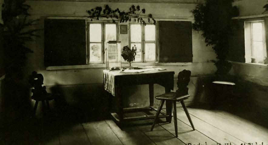 Dominantou hronovského náměstí je prvorepublikové Jiráskovo divadlo a museum, které najdete ve druhém patře divadelní budovy.