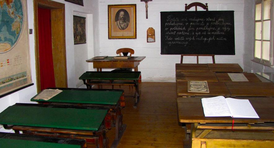 V prvním patře kláštera je zpřístupněn byt opata se soukromou kaplí v podobě z přelomu 19. a 20. století, kterou postupně obnovujeme. Zajímá Vás životní styl šlechty?