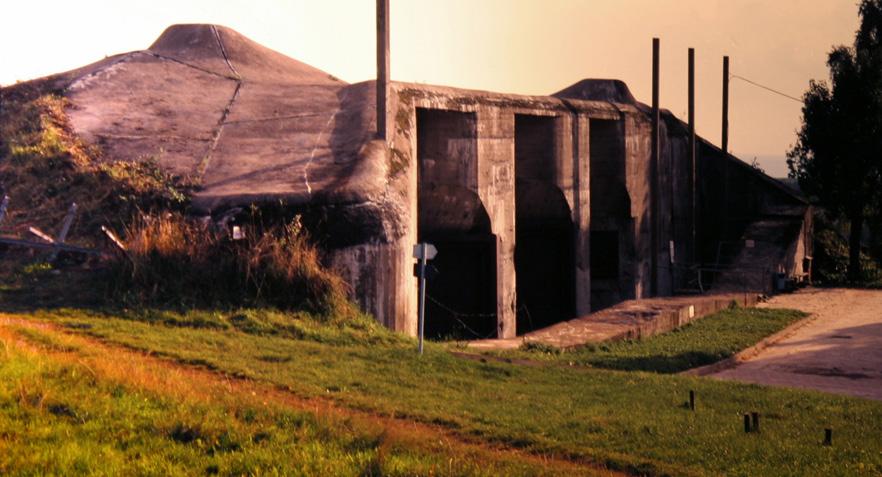 úkolů. Začalo se stavět v září 1937, celá stavba měla stát 33,5 milionů tehdejších korun.