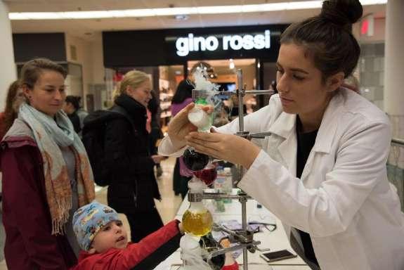 odhalování farmaceutických záhad, analýza potravin,