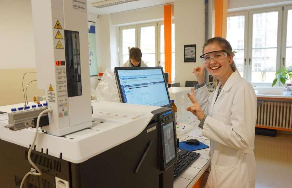 22. ledna první studenti měřili v laboratoři