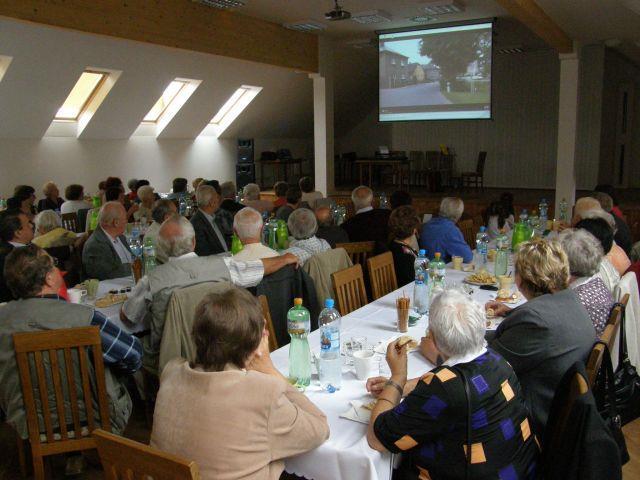 4. Pracovní skupina Senioři a osoby se zdravotním znevýhodněním Senioři Popis cílové skupiny Senioři se stávají stále výraznější skupinou, která potřebuje sociální pomoc vlivem stárnutí populace jako