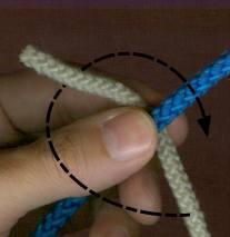 Škotový uzel jiný způsob vázání 1. Překřížíme obě nitě a uchopíme je palcem a ukazovákem za křížení.