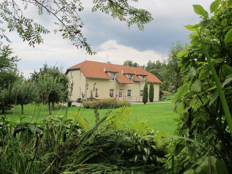 Třetí ze Svatojánských budov. V přízemí se nacházejí kanceláře a v patře druhá cvičná domácnost.