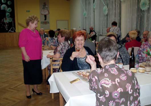 Jaro u seniorů Svátky jara Svátky jara zaklepaly lehce. Pomalu je neslyšíme ani Zima se brání odložit žezlo, drží si vládu, je k nezdolání. Kalendář se ale šidit nedá. Odkrajuje své dny bez lítosti.