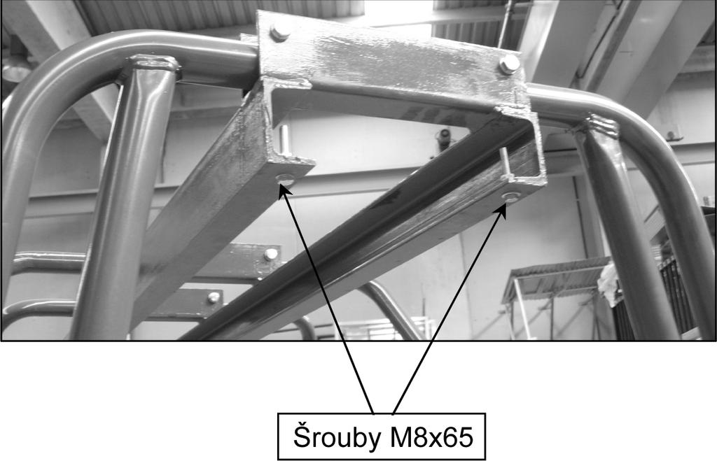 - Do zadní části kolejnice našroubujte dva šrouby M8x65 s maticemi, podložkami a pružnými podložkami a úplně je dotáhněte.