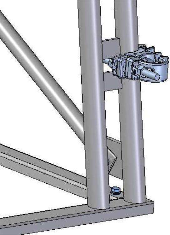 - Na obě strany zadní stojky namontujte pomocí spon patky pro kotvení do podkladu, které slouží k řádnému upevnění celé konstrukce.