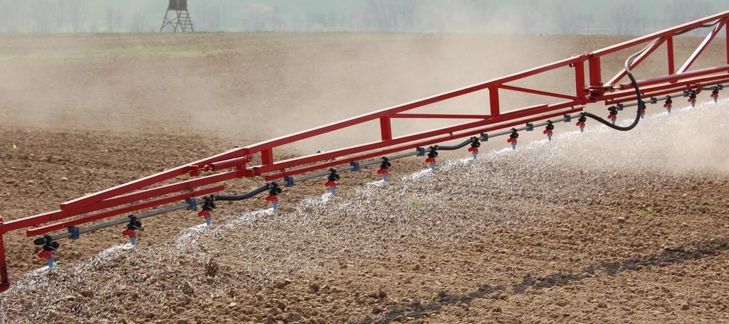 Hnojení brambor Aplikace minerálních hnojiv: v pevné formě pomoci rozmetadel na celou plochu ornice (na