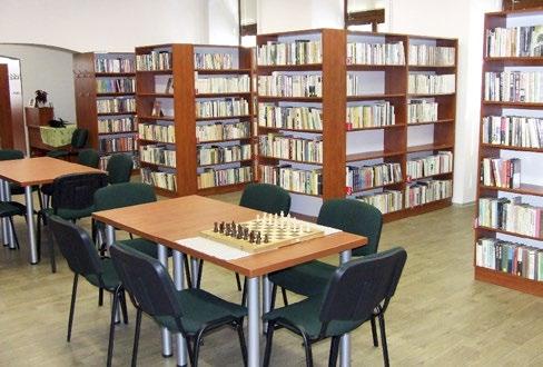 Součástí knihovny je dětský koutek a počítače s připojením na internet pro veřejnost. V obou místnostech knihovny se nacházejí studijní místa pro 16 uživatelů.