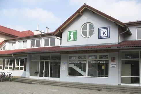 umístěna ve dvou místnostech. Menší z nich slouží jako dětské oddělení, kromě regálů s knížkami tady děti mají společenské hry, hračky a prostor pro kreslení.