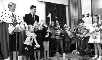 začátku programu žáčci zazpívali večerníčkovskou hymnu, pak děti ukázaly, že se na večerníčky nejen dívají, ale společně velmi rychle už i skládají z písmenek jejich názvy.