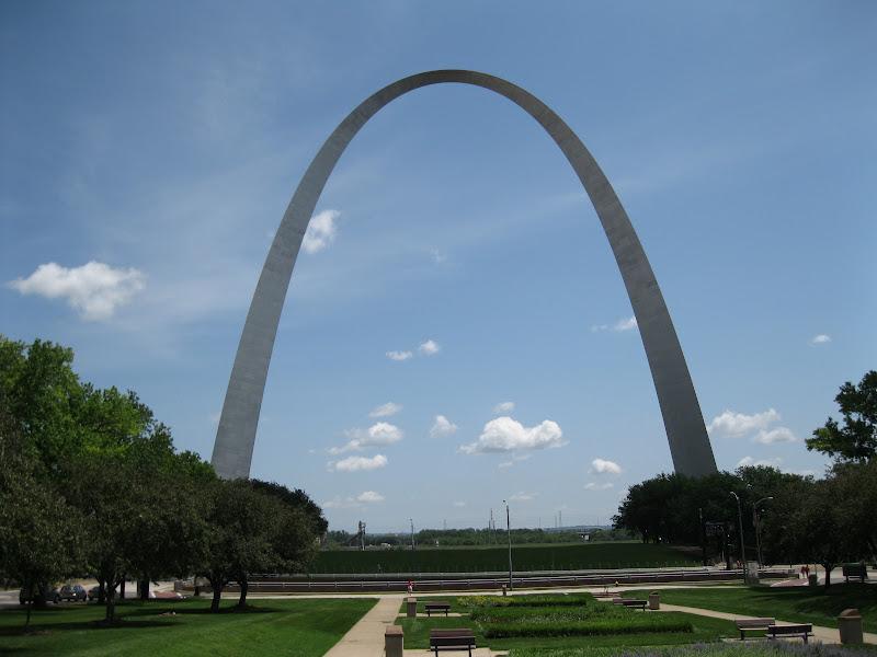 Matematika II - aplikované úlohy 67. Řy 88 - Gateway Arch I Zadání Známý památník Gateway Arch je symbolem Saint Louis (stát Missouri, USA).