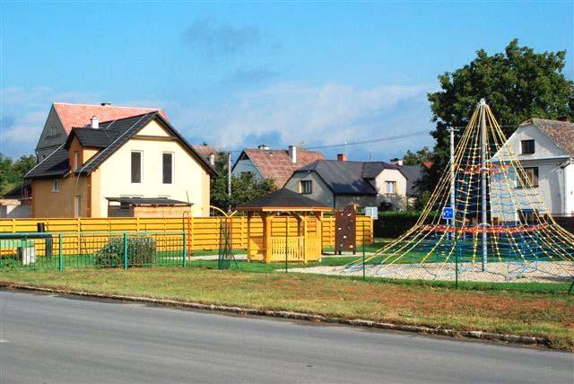 Kč, začala rekonstrukce bývalé budovy základní školy v Medlově na Dům podporovaného bydlení s 8 b. j. pro seniory. Celková rekonstrukce bude činit cca 15 mil. Kč (dotace 4,8 mil. Kč z MMR ČR).