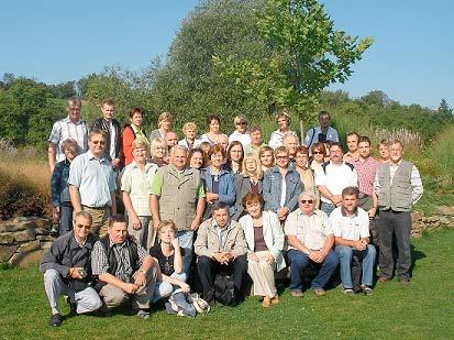 .. Společné foto - Kovalovice koupací biotop Centrum pro obnovit. zdroje energie Güssing 2) Oblast kulturních a sportovních aktivit - 23. 5. se konaly Hry bez hranic na hřišti v Uničově.