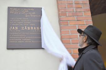 Letos by se Jan Zábrana dožil 85 let, a proto jsem moc rád, že jeho osobnost i dílo bude připomínat i tato deska, promluvil k přítomným starosta Humpolce Jiří Kučera.