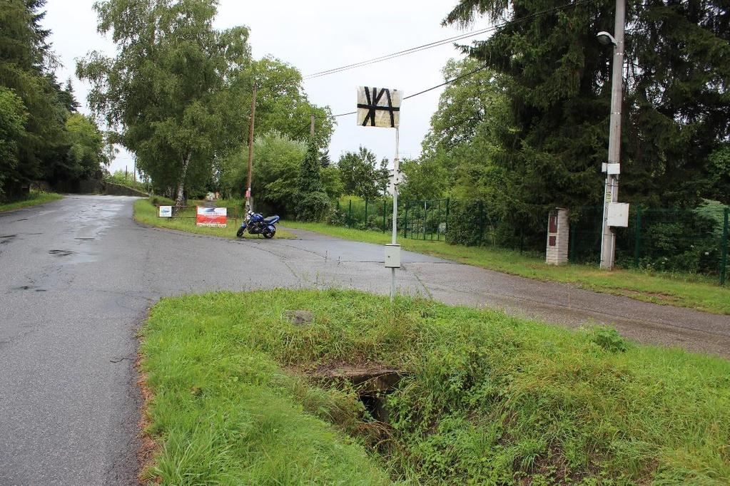 před velkým směrovým obloukem o poloměru 179 m.