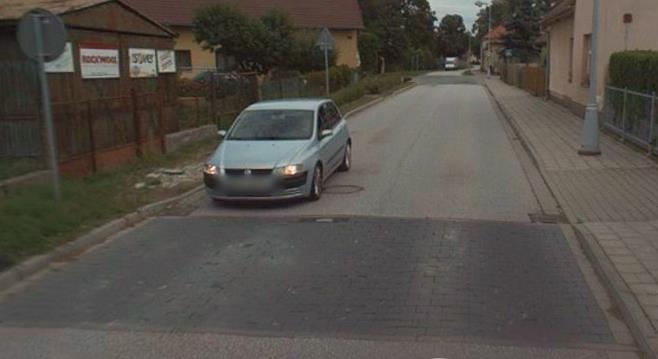 odvalováním povrchu pneumatik vozidel po dlážděné ploše, ale v těsné blízkosti místa instalace se nenachází žádný rodinný dům.