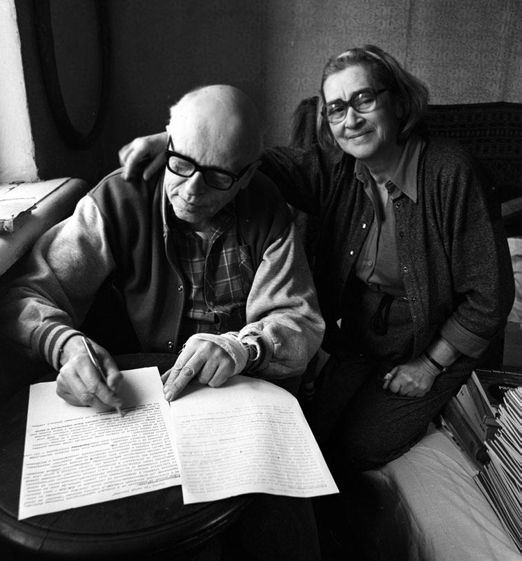 Andrej Sacharov s manželkou Jelenou Bonnerovou Yury Rost Fotografie na titulní straně EU 2017 - EP/AP Images / Ariana Cubillos Print: ISBN 978-92-846-1895-8