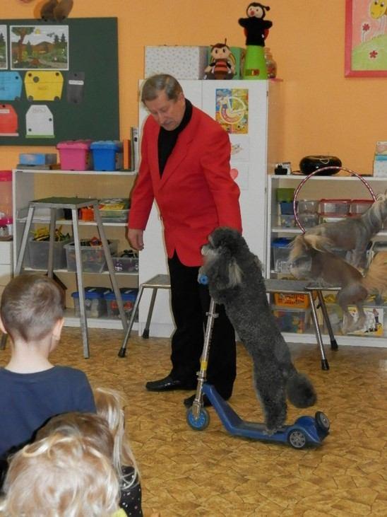 rychle dostávají do akce. Čtvrté stanoviště bylo určené pro záchranný vůz, který jezdí k autohaváriím.