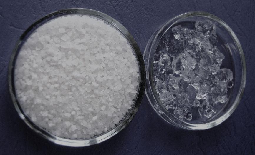Obr. 1: Hydroabsorbent Hydrogel vlevo v suchém, vpravo v aktivovaném stavu Adresa autorů: Doc. Dr. Ing. Petr Salaš; Mgr. Radoslav Vlk, Ph.D.; Ing. RNDr. Jaroslav Rožnovský, CSc.; Ing. Jana Burgová, Ph.