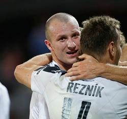 32 HET LIGA GÓLOVÁ JÍZDA Dvě pojistky na Julisce SOUTĚŽ AKTIVITY GÓLU (gól - 2 body, asistence - 1,5 bodu) 41 Michael Krmenčík (Plzeň, 16 + 6) 30 Jan Kopic (Plzeň, 6 + 12) 29,5 Jakub Plšek (Olomouc,