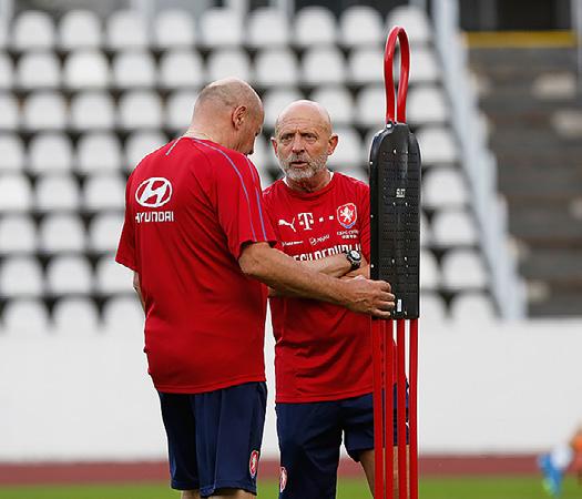 42 REPREZENTACE REPREZENTACE 43 Čtyři omluvenky do Rakouska PŘI TVORBĚ NOMINACE MUSEL TRENÉR KAREL JAROLÍM TRADIČNĚ IMPROVIZOVAT.