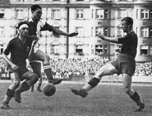 48 SERIÁL SERIÁL 49 Na Strahově Ferencváros dvakrát vedl. Bican vyrovnal a potom nahrál na vedoucí gól Šimůnkovi. Ale po remíze 2:2 to vypa- ROK 1988 říšského občana z vlaku?