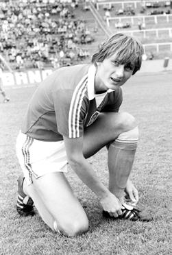 52 SERIÁL INZERCE 53 www.fotbal.cz Jeho mladší parťák z útěku Luboš Kubík to dotáhl podstatně dál. Zahrál si kromě italské Série A (Fiorentina) i francouzskou ligu (Méty) a bundesligu (Norimberk).