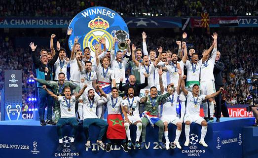 Ostře sledované vyvrcholení Ligy mistrů se znovu odehrálo v režii madridského Realu, který v sobotu na Olympijském stadionu v Kyjevě po vítězství 3:1 nad Liverpoolem ukořistil třetí triumf v řadě a