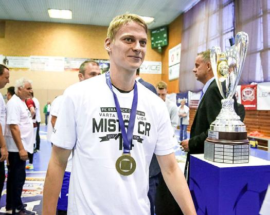 60 FUTSAL FUTSAL 61 Dvojnásobný mistr David Drozd: Jednou by ze mě mohl být učitel DAVID DROZD (ZCELA VLEVO) S FUTSALOVÝM KOUZELNÍKEM FALCAEM A SE SVÝM DVOJČETEM PAVLEM.
