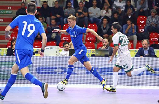 62 FUTSAL INZERCE 63 Futsalově by se určitě také něco našlo. Například já jsem levák a bratr pravák, to je vidět na první pohled a je to asi hlavní rozdíl, kterého si každý všimne.