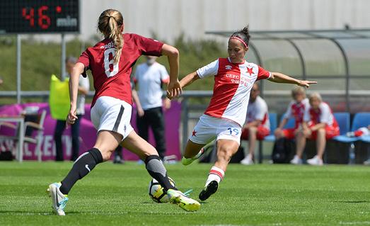 68 FOTBAL - ŽENY FOTBAL - ŽENY 69 Sparťanky vyhrály derby a přeskočily Slavii ANI POKUS DIVIŠOVÉ SLAVII GÓL NEPŘINESL, SPARTA SI V DERBY GÓL NENECHALA DÁT.