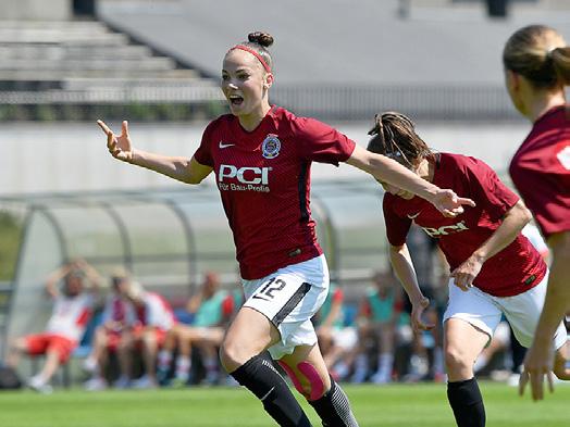 Sparta zvítězila 3:0 a před Slavií vede před posledním kolem o jeden bod. Hráčky Dukly si zajistily záchranu výhrou v Hradci.