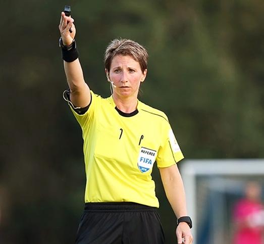 72 AKTUÁLNĚ AKTUÁLNĚ 73 Jana Adámková: Finále LM? Těžký zápas a velký zážitek! JANA ADÁMKOVÁ MÁ ZA SEBOU VRCHOL KARIÉRY. HRÁČKY LYONU JÁSAJÍ S TROFEJÍ PRO VÍTĚZKY LIGY MISTRŮ.