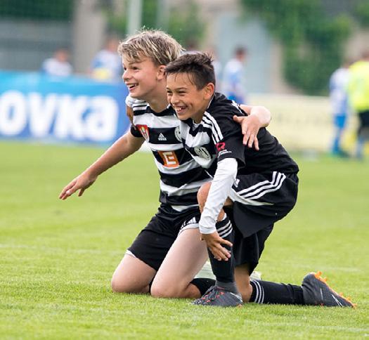 76 AKTUÁLNĚ AKTUÁLNĚ 77 Do osmičlenné Zlaté skupiny si týmy přinesly výsledek s druhým postupujícím ze základní skupiny a sehrály tak dalších šest utkání.