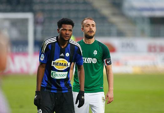 Ale zároveň nás podržel svými zákroky brankář Vlasta Hrubý. O přestávce nám trenér Rada kladl hlavně na srdce, ať moc nezalezeme dozadu, abychom neumožnili slávistům dostat nás pod permanentní tlak.