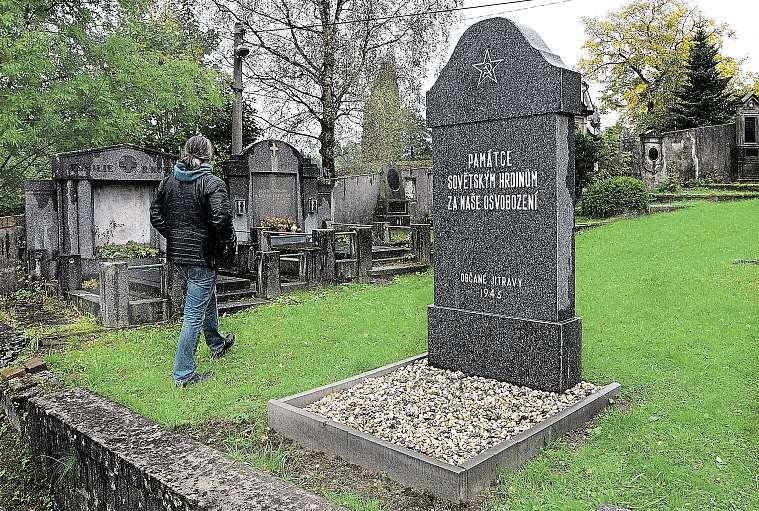 Předmětem problému je pomník Rudé armádě, který vlétě obec nainstalovala na hřbitov v Jítravě. Lidem se památník nelíbí apřejí si, aby ze hřbitova zmizel.