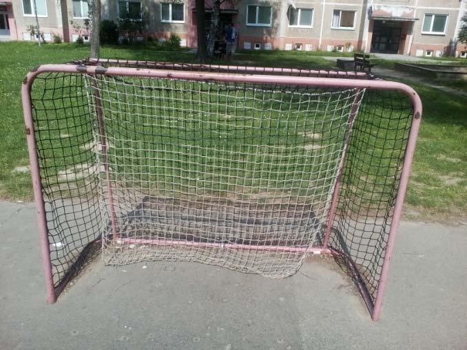 Bezpečné zakotvenie futbalových bránok do betónu žiadame aj na ďalších detských ihriskách a na detskom ihrisku pri obytnom súbore Kastor pevné zakotvenie do zeme.