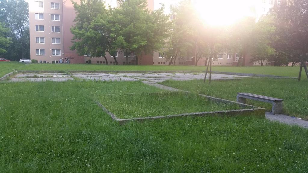 2.) (vnútroblok Ľubľanská/Berlínska) Ihrisko, ktoré bolo v minulosti využívané v zime na hokej a korčuľovanie.
