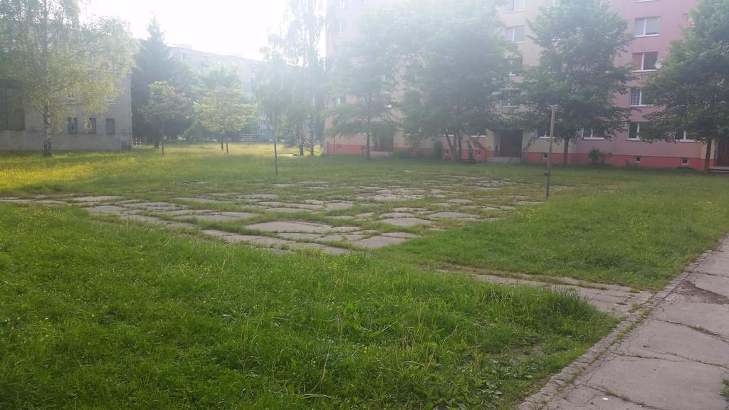 V bezprostrednej blízkosti horeuvedeného veľkého ihriska je aj malé ihrisko, určené na volejbal.