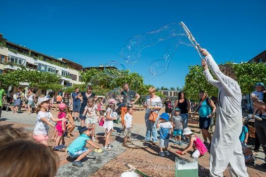 PROJEKTY V ROCE 2017 Street & sport festival aneb dětský den VIGVAMu Oslava dětského dne byla realizována ve spolupráci s Centrem Břežánek a organizací Inlinetalent na náměstí v Dolních Břežanech.