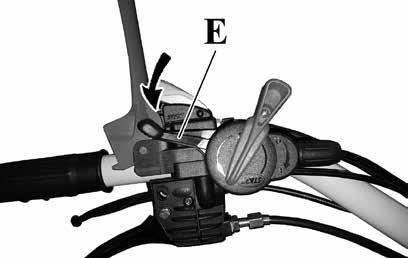 61) é possível: Desengatar a embraiagem, com a possibilidade de abrandar gradualmente o movimento, até parar completamente a máquina, com a alavanca da embraiagem (C) totalmente premida.