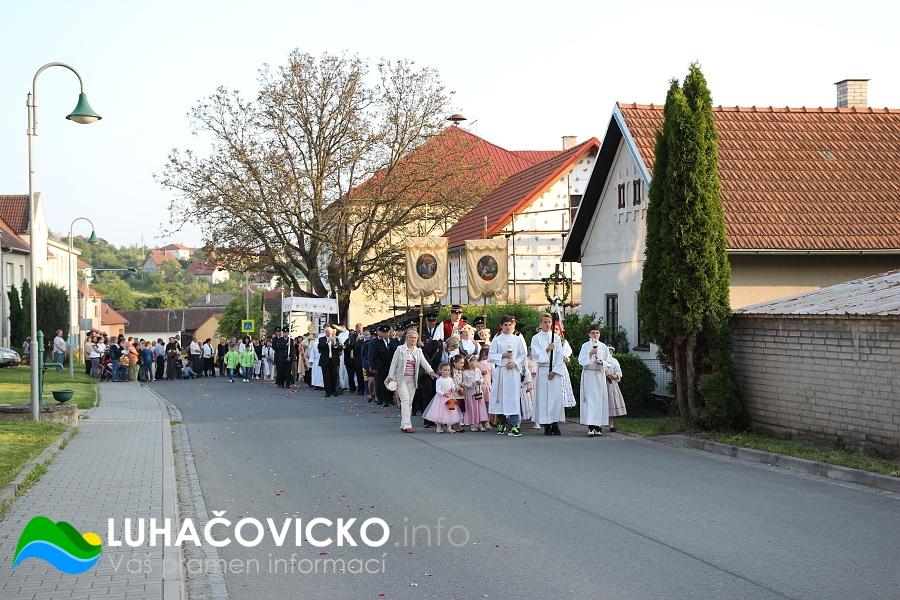 Pozlovic. Mše svatá začala v 17:30 hod.