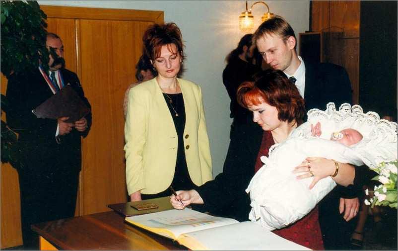 48/02 Obyvatelstvo, péče o obyvatelstvo Vítání nově narozených občánků na Obecním úřadu má dlouhou tradici. Na snímku z 23.