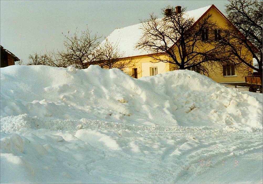 7/02 S něhov á k a l a m i t a Začátek roku 2002 nám přinesl velké problémy se sněhem.