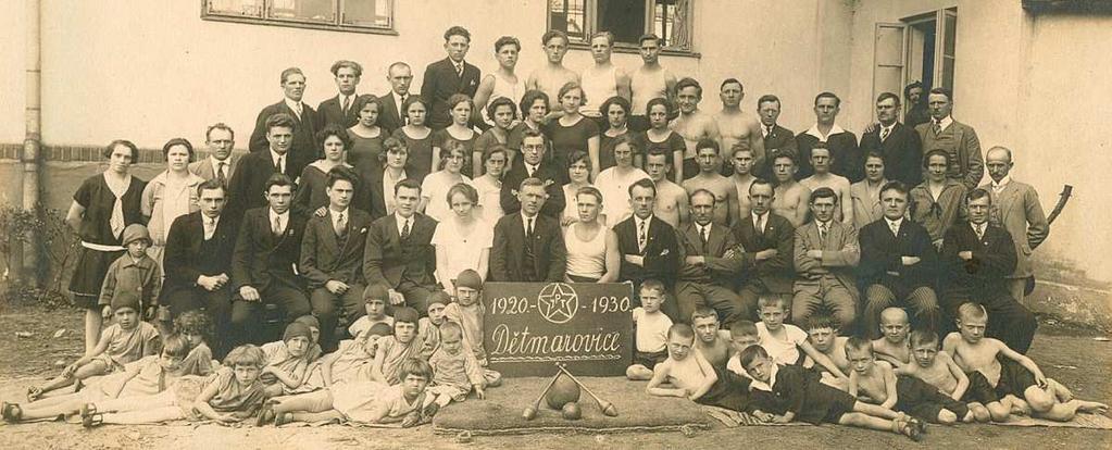 První schůzi se podařilo dělníkům uspořádat posléze v roce 1900 v době velké hornické stávky, a to v hostinci Josefa Lanzera, který se nacházel v místech dnešního parkoviště před Dělnickým domem.