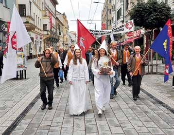 Řezníci masem, pernikáři chutným perníkem, pláteníci jemným plátnem, košíkáři velkým košem, aby brambor pro chasu se vešlo a včelaři medem co by huby konšelům namazali, aby uznání s nimi mělo.