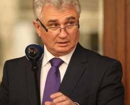 TREFA STRANA 4 JSOU V LAVICÍCH SENÁTU ČI PARLAMENTU ČESKÉ REPUBLIKY VŮBEC NĚJACÍ ČEŠI????? 1. 2. 3. Tuto otázku si právem kladou dnes a denně lidé z Vlasteneckého spolku M.J.Husa z Teplic.