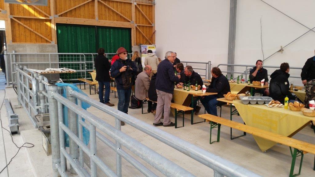 Závěr byl opravdu stylový, kdy občerstvení bylo podáváno v této nové stáji a menu dršťková polévka a tlačenka s cibulí určitě zanechaly v našich hostech nezapomenutelný dojem obzvláště, když většina